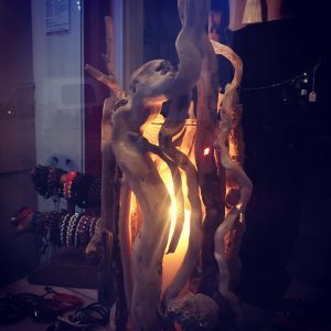 Γλυπτά Φωτιστικά από Θαλασσόξυλα και Κρύσταλλα