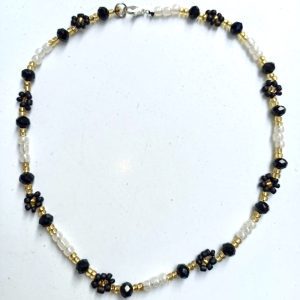 Χειροποιήτο Κολιέ Τσόκερ με Γυάλινες Χάντρες Λουλούδια - Μάυρο-Λευκό Περλέ