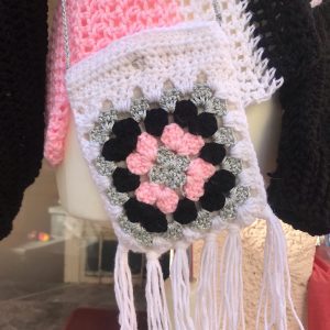 Πλεκτό Χειροποίητο Μάλινο Boho Τσαντάκι Λευκο, Μάυρο και Ροζ