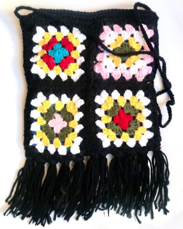 Πλεκτό Χειροποίητο Μάλινο Boho Τσαντάκι Μάυρο με Πολύχρωμα Λουλούδια